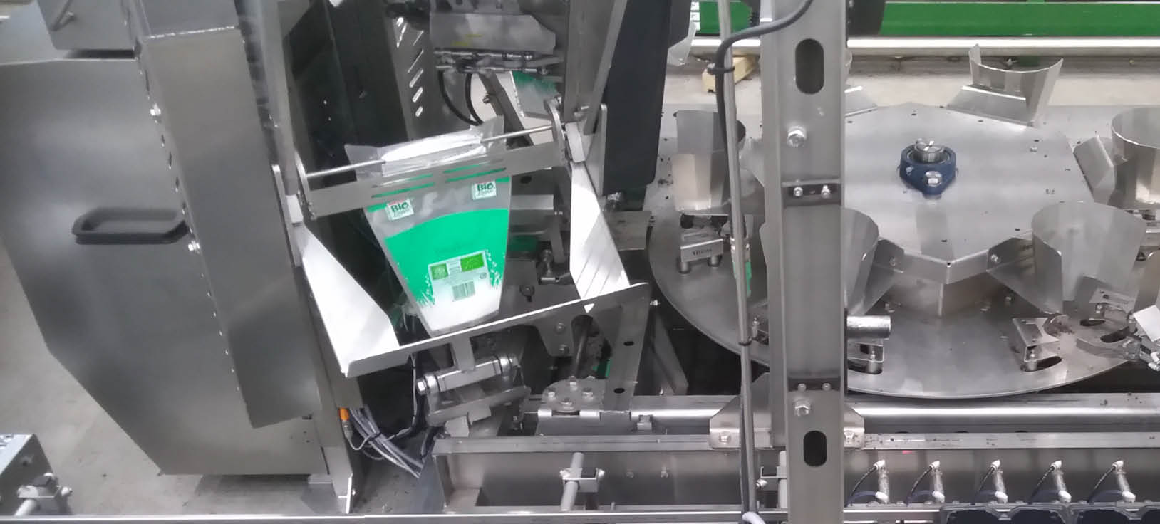 Plant sleeving machine with NEFF spindle lifting element and connecting