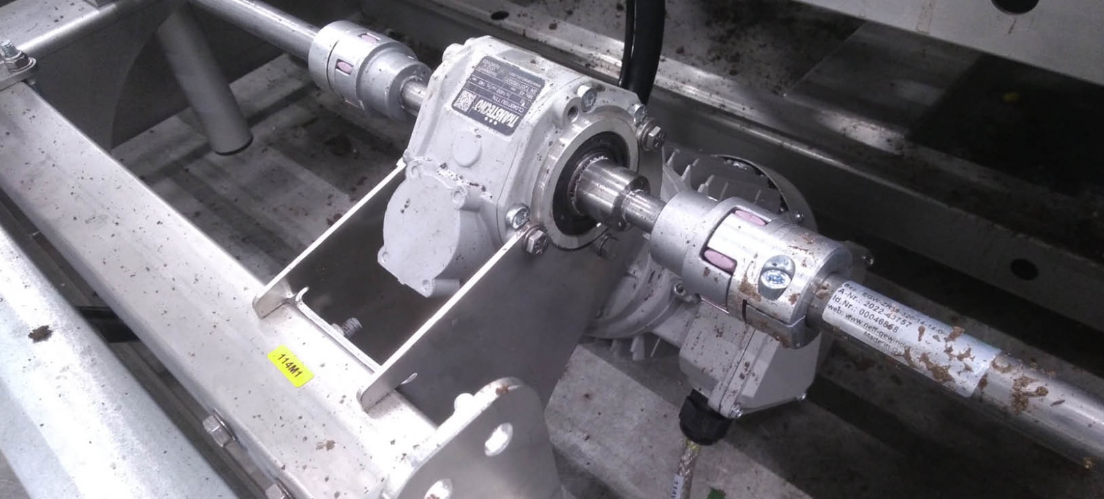 Plant sleeving machine with NEFF spindle lifting element and connecting