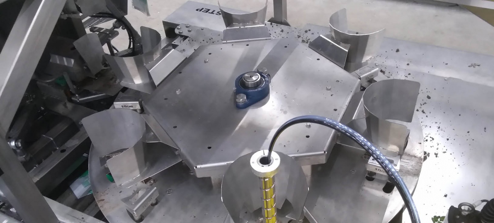 Plant sleeving machine with NEFF spindle lifting element and connecting