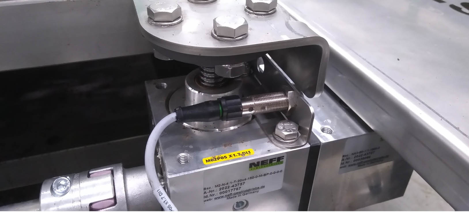 Plant sleeving machine with NEFF spindle lifting element and connecting