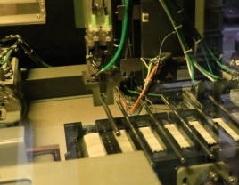 doppenlasser testmachine met IAI en Stober