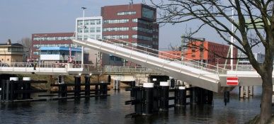 Le « Victoriebrug » constitue une liaison pour trafic lent au-dessus du Canal Hollande-Nord , à Alkmaar