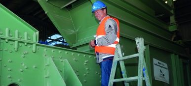 Robert Vermoolen visits a shaking conveyor with ROSTA oscillating elements in a stone quarry in Switzerland