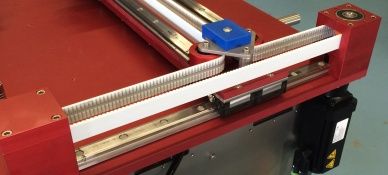Single belt gantry systeem bij bakkerij met Stöber servo