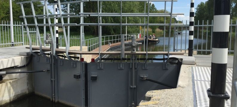 Openen van de sluisdeuren en bediening van de rinketschuiven met de ADE elektrische cilinders