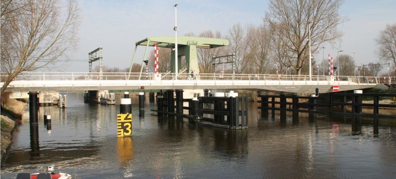 De brugaandrijving is vrijwel onzichtbaar in de constructie van de naar het oog “zwevende brug” opgenomen