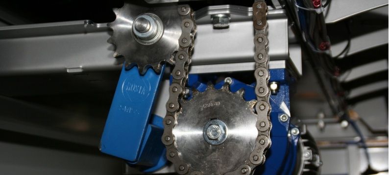 Rosta chain tensioner for the chain of the main drive