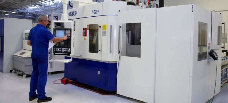 Les nouvelles machines d'usinage et plus de 40 machines CNC ont été transférées vers le nouveau hall d'usine