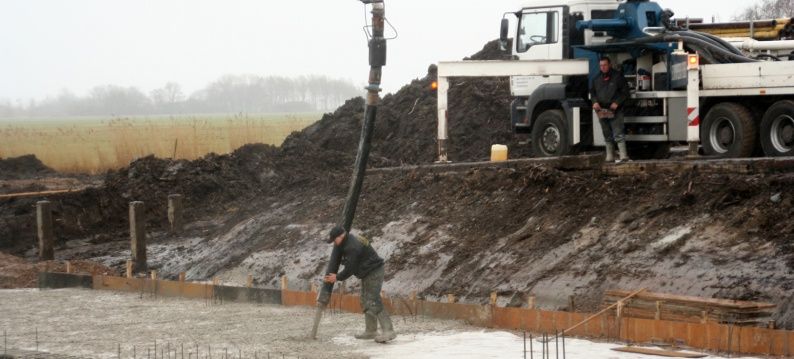 Betonvloer parkeergarage wordt gestort