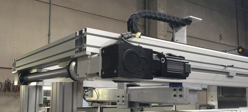 2 Slider handlingsysteem met Estun servomotor en Stober haakse kegelwielreductor