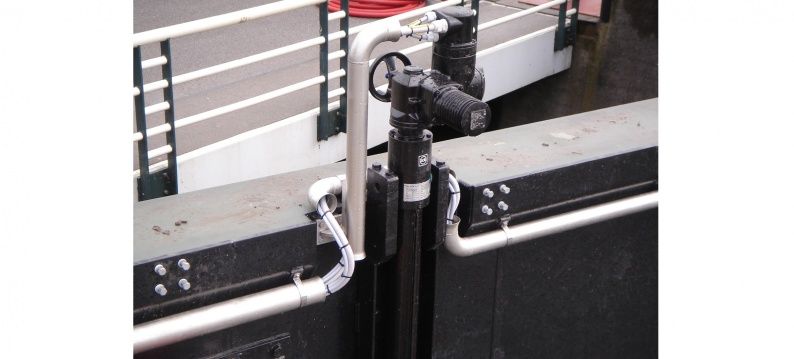 nieuwe stalen sluisdeuren met ADE elektromechanische actuators voor lagere milieurisico's