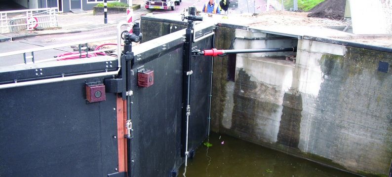 vernieuwde stalen sluisdeuren worden aangedreven door energiezuinige ADE elektromechanische actuators