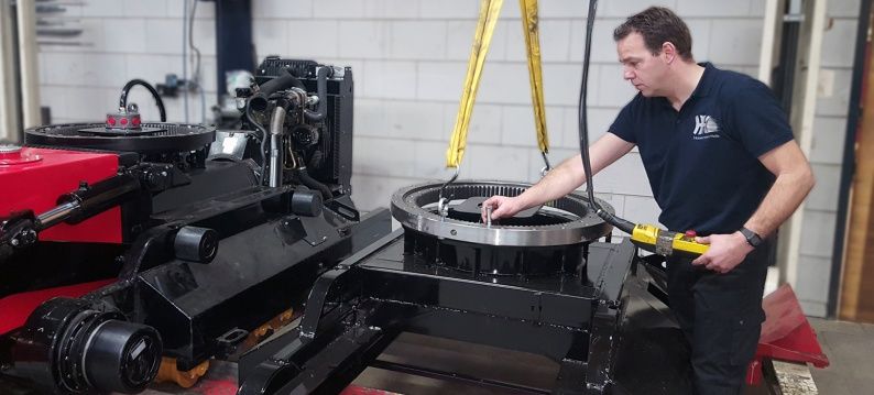 Montage draaikranslager op onderstel slotenmaaimachine