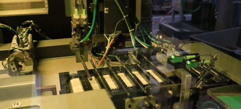 doppenlasser testmachine met IAI en Stober in productie boilerfabriek